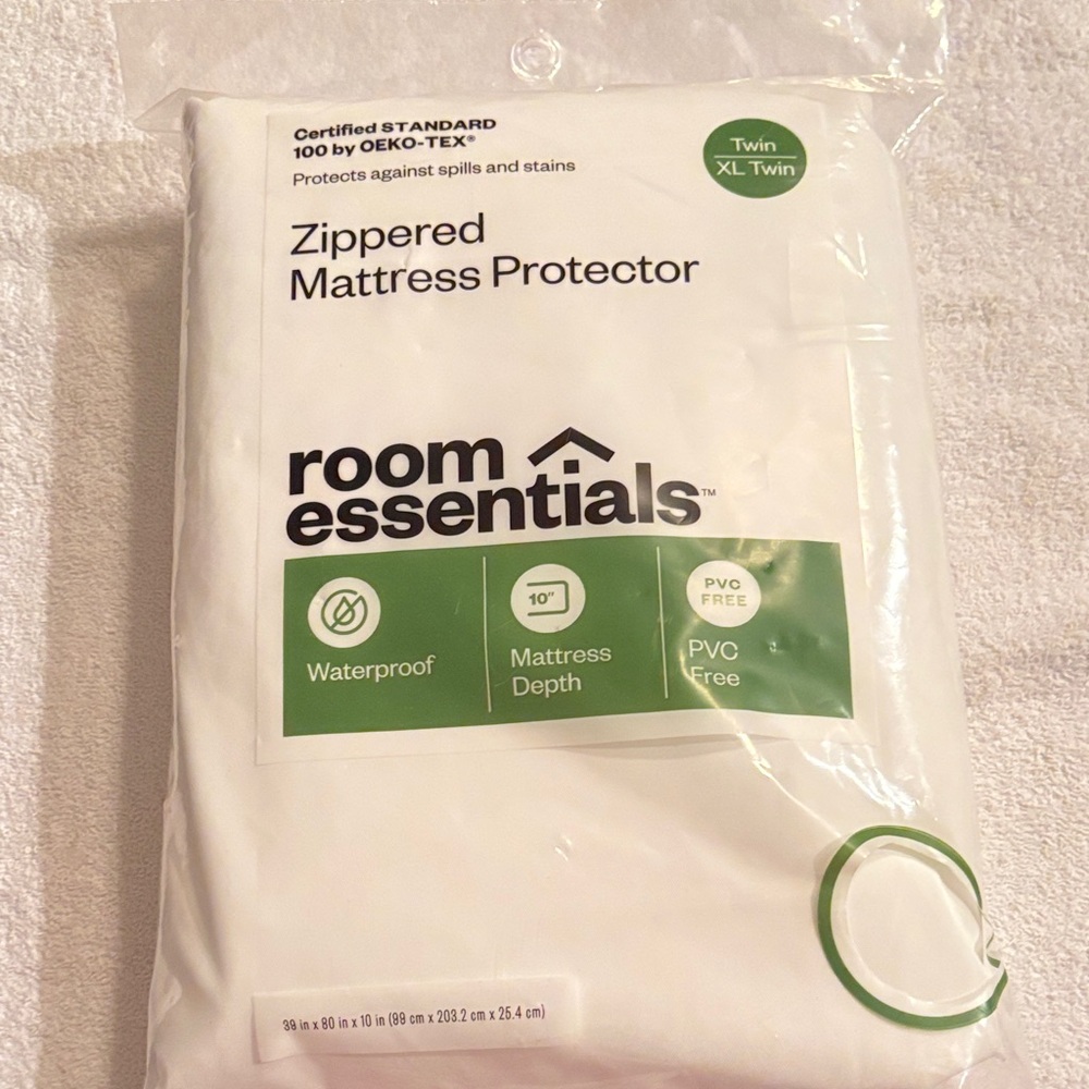 Room Essentials White Mattress Protector Twin XL